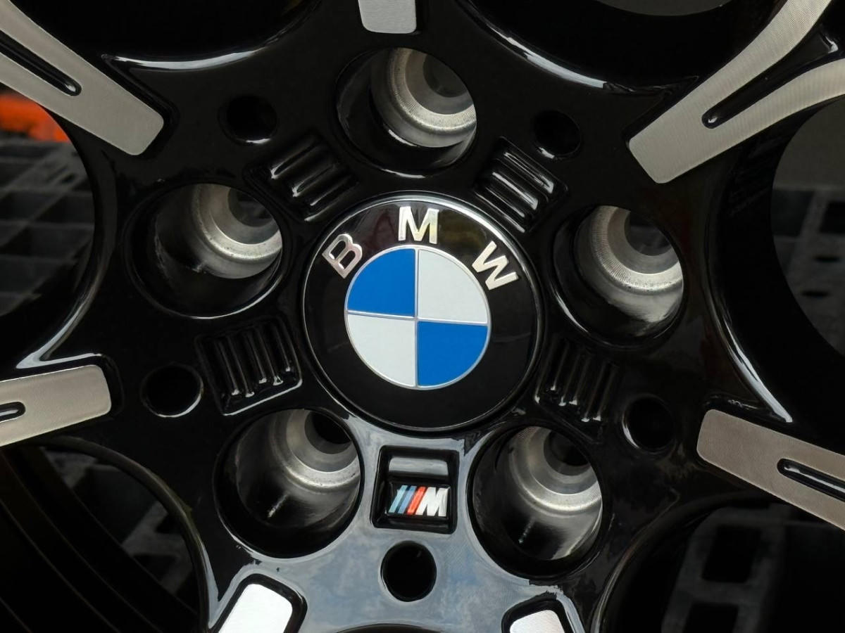 BMW D7046 R18 8, 9J ET30, 35 5x120 DIA72.6 GLOSS BLACK FACE