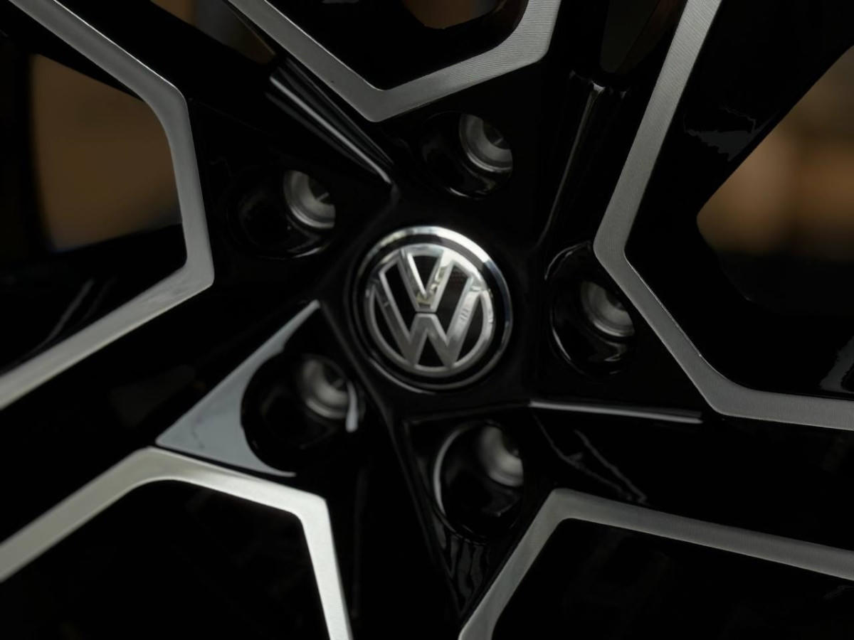 Volkswagen 5561 R19 8.5J ET45 5x112 DIA57.1 GLOSS BLACK FACE