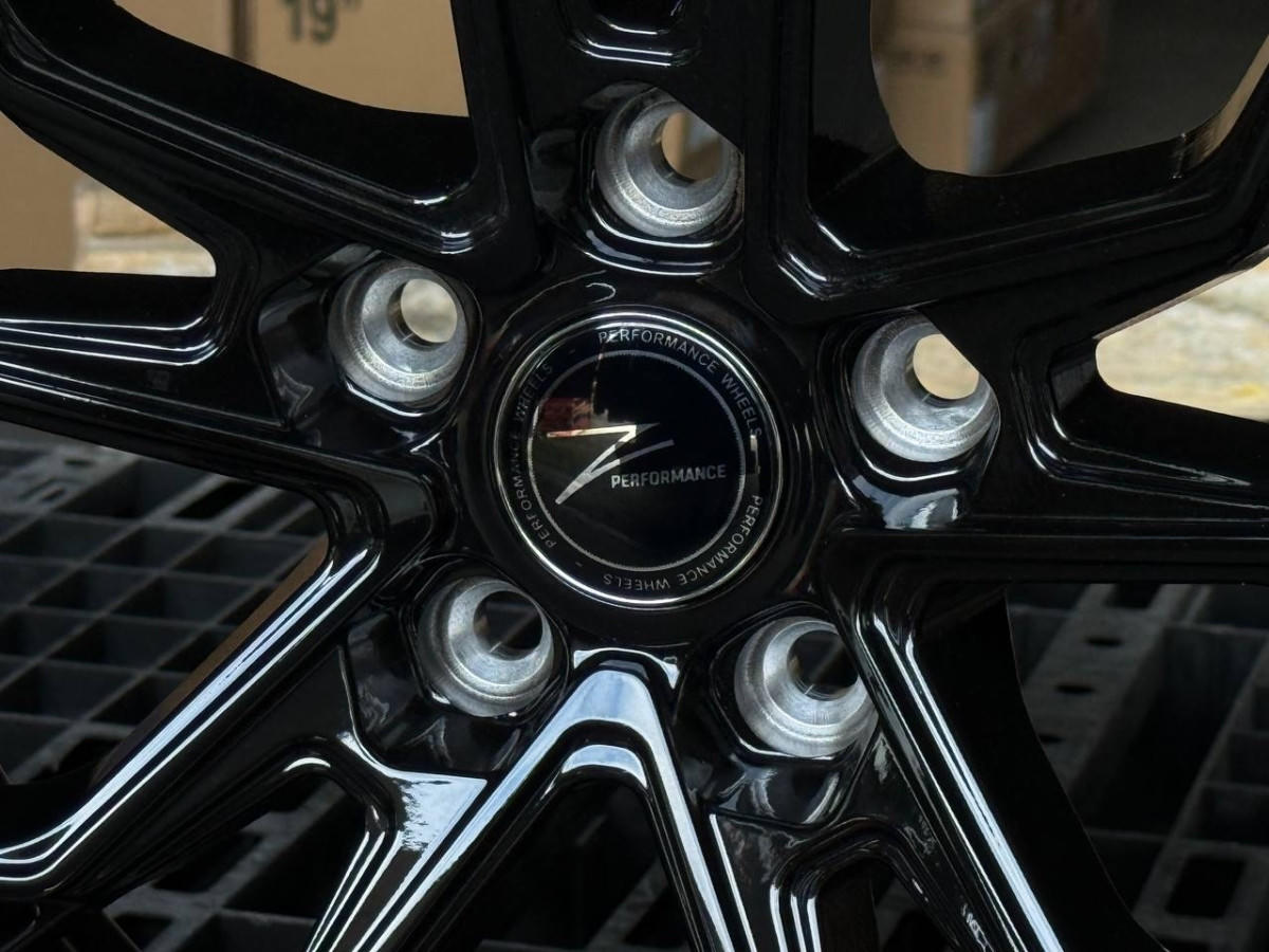 Z-Perfomance FB004 FlowForming R21 9.5J ET28 5x114.3 DIA73.1 GLOSS BLACK