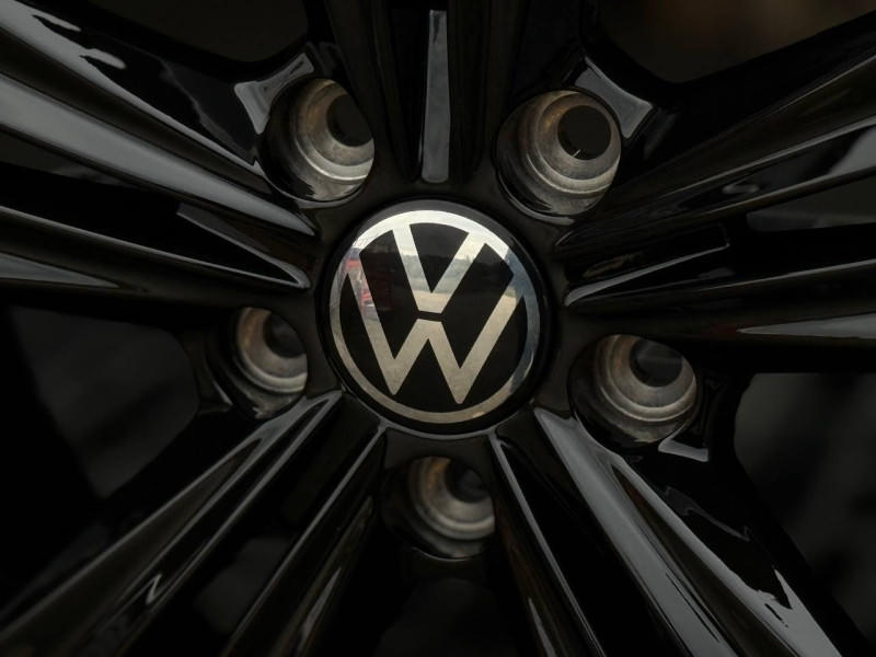Volkswagen Serbring H3111F FlowForming R17 7J ET46 5x112 DIA57.1 GLOSS BLACK